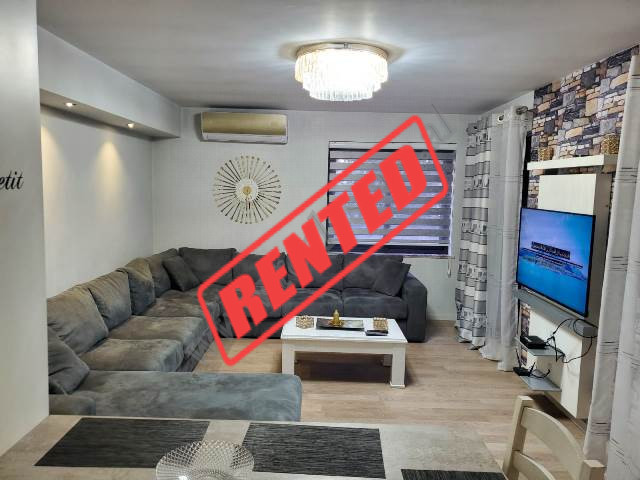 Apartament 2+1 me qera ne rrugen Bill Klinton ne Tirane.
Pozicionohet ne katin perdhe te nje vile 4